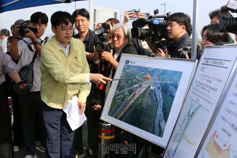 ▲ 14명이 목숨을 잃은 오송 참사와 관련해 국회 오송 지하차도 참사 국정조사 결과보고서가 26일 오후 국회 본회의를 통과했다. 사진은 국회 행정안전위원회 국정조사 위원들이 9월 15일 오송 참사 현장 인근에서 관계기간으로부터 당시 상황을 보고 받고 있다.ⓒ이길표 기자