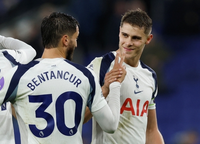 ▲ 센터백 판 더 펜의 멀티골을 앞세운 토트넘이 에버튼을 3-0으로 격파했다.ⓒ연합뉴스 제공