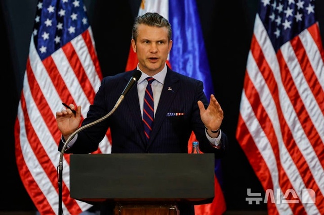 ▲ 피트 헤그세스 미국 국방장관이 필리핀 마닐라에서 국방장관 회의 후 공동 기자회견을 하고 있다. AP/뉴시스. 250328 ⓒ뉴시스