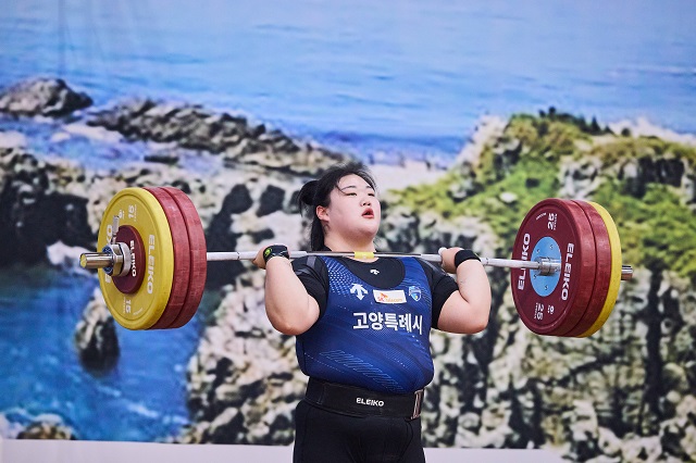 ▲ 이번 대회에서 3관왕에 오른 역도 박혜정 선수가 바벨을 들어올리는 모습.ⓒSK텔레콤