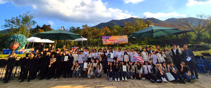 ▲ 대구 수성구는 지난 25일 ‘카페 덕천 418’ 야외무대에서 지역 주민과 청소년 200여 명이 참여한 가운데 ‘우리마을 러블리 페스타’를 개최했다.ⓒ수성구