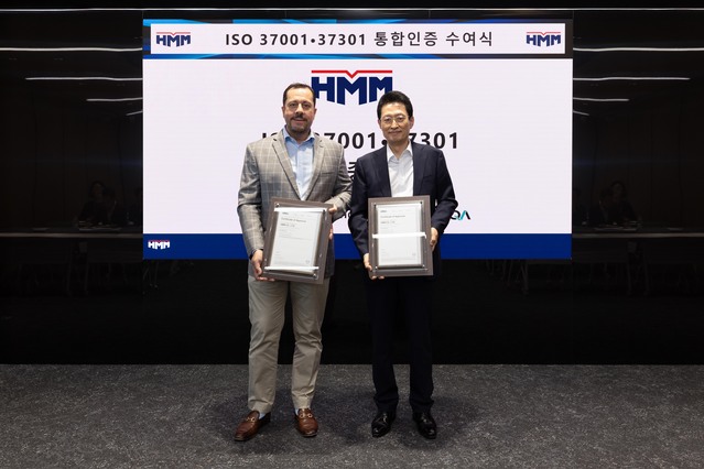 ▲ 24일 여의도 사옥에서 개최된 ISO 37001, 37301 인증서 수여식에서 최원혁 HMM 대표이사(오른쪽)와 포티스 캄푸리스(MR. Fotis Kampouris) LRQA 아시아·태평양 총괄부사장이 기념사진을 촬영하고 있다. ⓒHMM