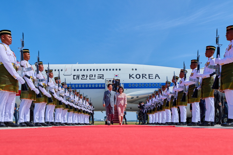 ▲ 아세안 정상회의에 참석하는 이재명 대통령과 김혜경 여사가 26일(현지 시간) 말레이시아 쿠알라룸푸르 국제공항에 도착해 도열을 받으며 이동하고 있다. ⓒ뉴시스