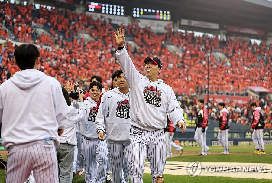 ▲ LG 김현수가 포스트시즌 최다 안타 신기록에 도전하고 있다.ⓒ연합뉴스 제공
