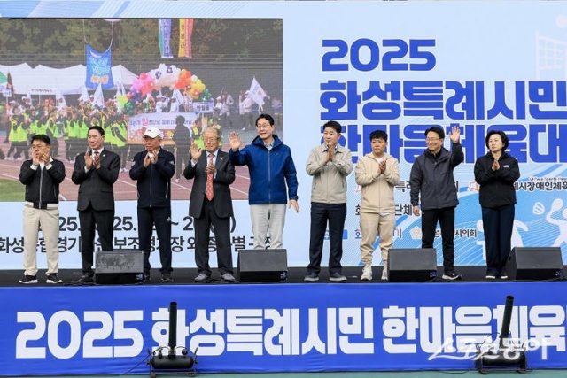 ▲ 정명근 시장이 주요내빈들과 함께 시민들께 인사 하고 있다ⓒ화성시 제공 ▲ 정명근 시장이 주요내빈들과 함께 시민들께 인사 하고 있다ⓒ화성시 제공