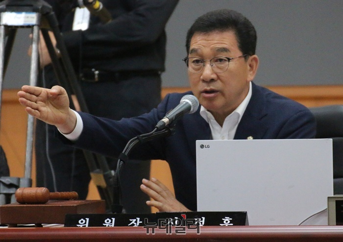 ▲ 신정훈 국회 행정위원장이 27일 오전 충남도청에서 열린 국정감사에서 정회를 선포하고 있다.ⓒ이길표 기자