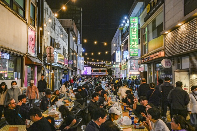 ▲ 원주시가 지난 24일부터 26일까지 중앙동 전통시장, 문화의거리, 원일로 일원에서 열린 '2025 원주만두축제'가 3일간의 일정을 성황리에 마쳤다. ⓒ원주시