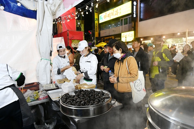 ▲ 원주시가 지난 24일부터 26일까지 중앙동 전통시장, 문화의거리, 원일로 일원에서 열린 '2025 원주만두축제'가 3일간의 일정을 성황리에 마쳤다. ⓒ원주시