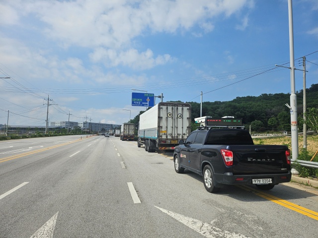 ▲ 물류창고 주변 불법행위 합동점검ⓒ안성시 제공 ▲ 물류창고 주변 불법행위 합동점검ⓒ안성시 제공