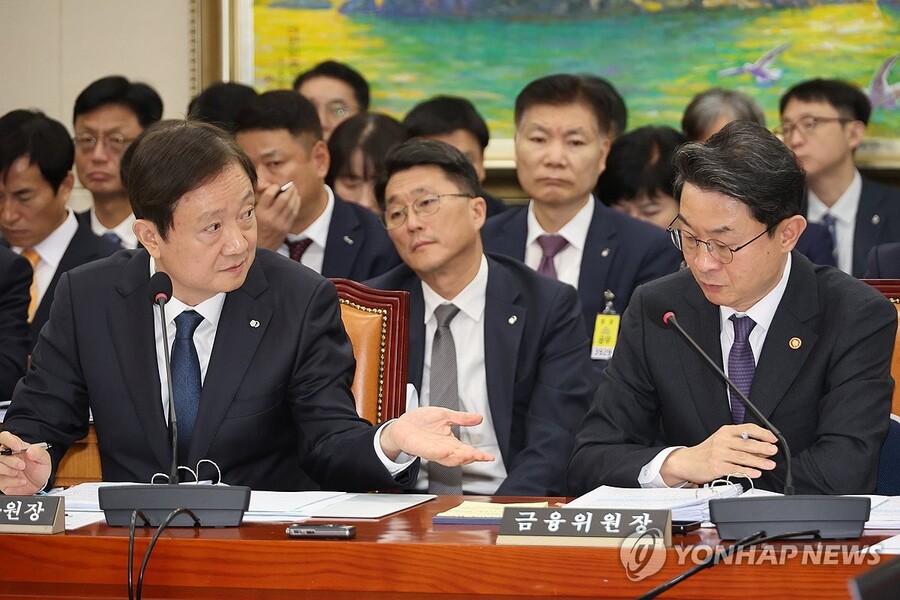 ▲ 이억원 금융위원장과 이찬진 금융감독원장(왼쪽)이 27일 서울 여의도 국회에서 열린 정무위원회의 금융위 등에 대한 종합감사에서 대화하고 있다.ⓒ연합뉴스