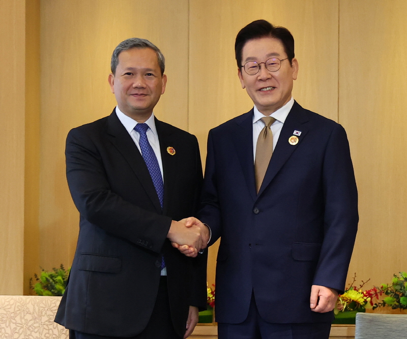 ▲ 이재명 대통령과 훈 마네트 캄보디아 총리가 27일(현지 시간) 말레이시아 쿠알라룸푸르 한 호텔에서 정상회담에 앞서 기념촬영을 하고 있다. ⓒ뉴시스