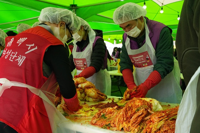 ▲ 정태영삼 김장나눔 어울림 한마당에서 김장을 하고 있는 최철규 대표이사직무대행과 정선군 여성단체협의회 봉사자들. ⓒ강원랜드