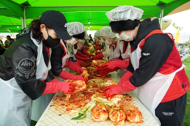 ▲ 정태영삼 김장나눔 어울림 한마당에서 김장을 하고 있는 봉사자들. ⓒ강원랜드