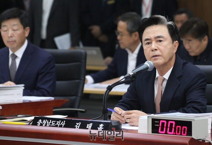 ▲ 27일 충남도에서 열린 국회 행정위원회의 국정감사에서 김태흠 충남도지사가 답변을 하고 있다.ⓒ이길표 기자