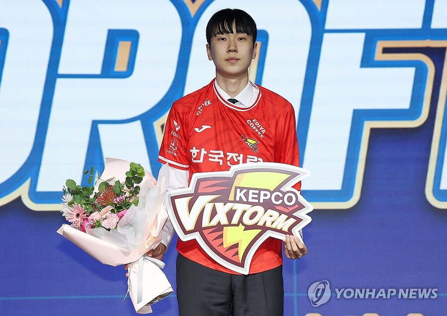 ▲ 남자 프로배구 차세대 에이로 꼽히는 '고교 특급' 방강호가 전체 1순위로 한국전력의 유니폼을 입었다.ⓒ연합뉴스 제공