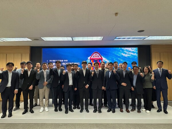 ▲ 해운산업 위기대응펀드 사업설명회에서 김형준 한국해양진흥공사 해양전략본부장(앞줄 좌측에서 7번째) 외 참석자들이 사진촬영을 하고 있다.ⓒ한국해양진흥공사