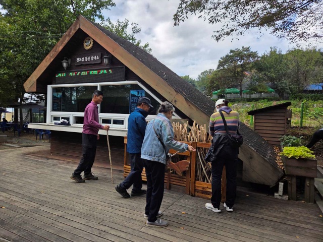 ▲ 등산객들이 광교산 등산 안내소 앞에 있는 지팡이를 고르고 있다. ⓒ수원시 제공