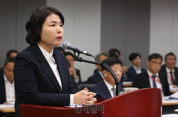 ▲ 전희경 충남연구원장이 27일 오후 국회 행정안전위원회 국정감사에서 의원의 질의에 답변하고 있다.ⓒ이길표 기자