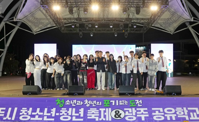 ▲ ‘제3회 광주시 청소년·청년 축제 청·포·도&광주 공유학교 교육 축제’에서 방세환 광주시장이 청소년·청년들과 기념촬영을 하고 있다. ⓒ광주시 제공 ▲ ‘제3회 광주시 청소년·청년 축제 청·포·도&광주 공유학교 교육 축제’에서 방세환 광주시장이 청소년·청년들과 기념촬영을 하고 있다. ⓒ광주시 제공