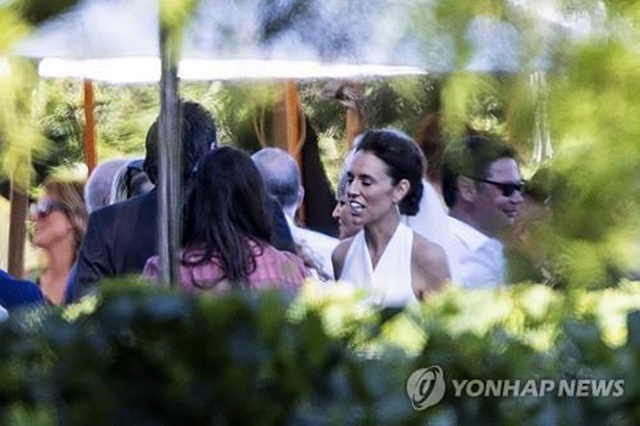 ▲ 저신다 아던 뉴질랜드 전 총리가 약혼자인 클라크 게이포드와 뉴질랜드 북섬 동해안 호크스 베이의 한 와이너리에서 열린 결혼식을 올리고 있다. AP=연합뉴스. 240113 ⓒ연합뉴스