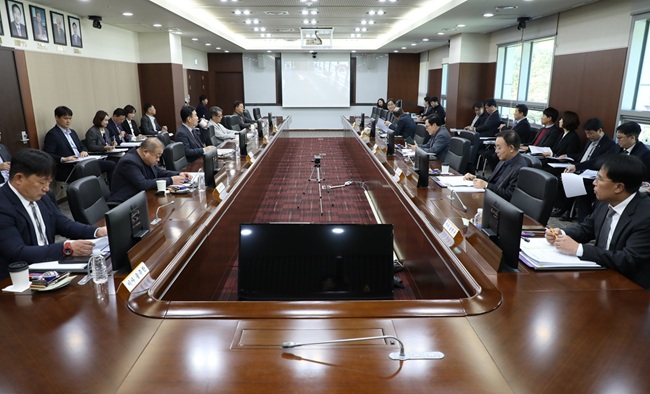 ▲ 강원랜드가 27일 본사 7층 임원 회의실과 서울사무소 간 화상회의를 통해 제225차 이사회를 개최하고, 미래 성장동력 확보 및 지속가능경영 기반 강화 등을 위한 5개 안건을 심의·의결했다. ⓒ강원랜드