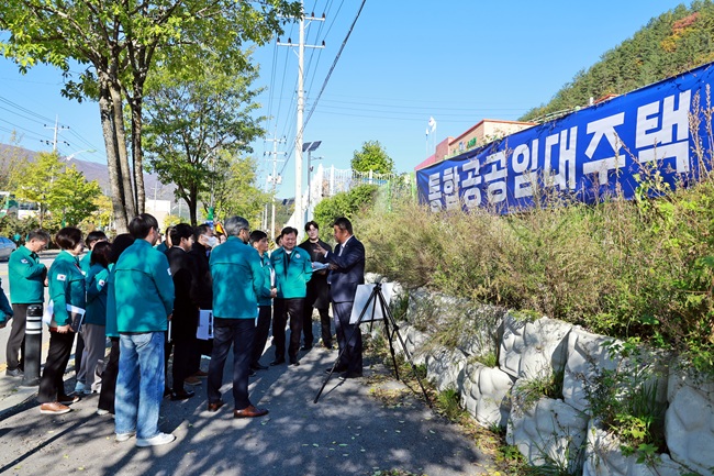 ▲ 이상호 태백시장이 27일 서학골 일원에서 추진 중인 공공산후조리원 건립 및 통합공공임대주택 조성사업 현장을 방문해 진행 상황을 점검하고 관계자들을 격려했다. ⓒ태백시