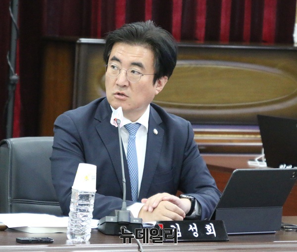 ▲ 더불어민주당 김성회 의원이 27일 오후 국회 행정안전위원회의 충남경찰청 국정감사에서 코리아디펜스인더스트리(KDI)의 확산탄 생산 공장건립과 관련해 질의하고 있다.ⓒ이길표 기자
