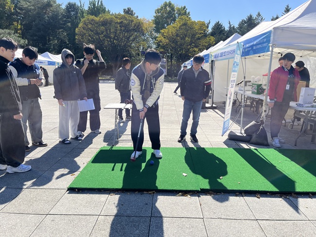 ▲ 강원대학교 울림제 반다비국민체육센터 홍보부스에 참여중인 강원대학교 학생들 모습. ⓒ춘천도시공사 ▲ 강원대학교 울림제 반다비국민체육센터 홍보부스에 참여중인 강원대학교 학생들 모습. ⓒ춘천도시공사