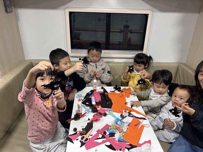 ▲ 평창군시설관리공단이 지난 24일 계방산오토캠핑장에서 '다문화가정 어린이 카라반 힐링체험 프로그램'의 첫 번째 행사를 성공적으로 개최했다. ⓒ평창군시설관리공단 ▲ 평창군시설관리공단이 지난 24일 계방산오토캠핑장에서 '다문화가정 어린이 카라반 힐링체험 프로그램'의 첫 번째 행사를 성공적으로 개최했다. ⓒ평창군시설관리공단