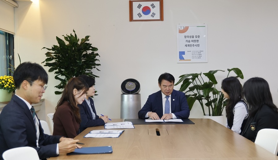 ▲ 이정선 광주시교육감이 27일 본청 교육감실에서 새로 선출된 15기 고등의회 의장과 부의장, 담당자들과 함께 학생자치 방안 등을 논의하고 있다.ⓒ광주시교육청 제공 ▲ 이정선 광주시교육감이 27일 본청 교육감실에서 새로 선출된 15기 고등의회 의장과 부의장, 담당자들과 함께 학생자치 방안 등을 논의하고 있다.ⓒ광주시교육청 제공