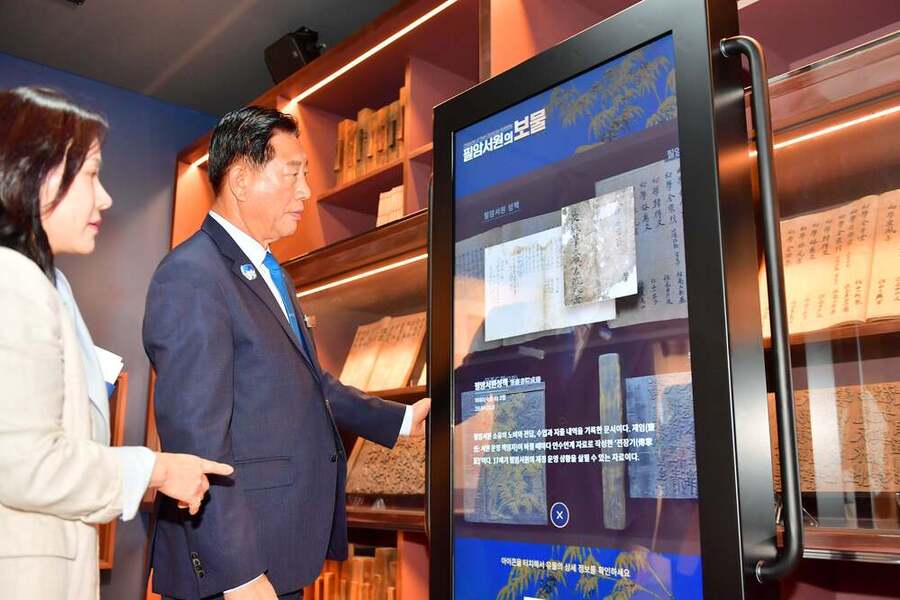 ▲ 김한종 장성군수가 디지털 전시 공간으로 거듭난 필암서원 유물전시관에서 역사 정보를 확인하고 있다.ⓒ장성군 제공 ▲ 김한종 장성군수가 디지털 전시 공간으로 거듭난 필암서원 유물전시관에서 역사 정보를 확인하고 있다.ⓒ장성군 제공