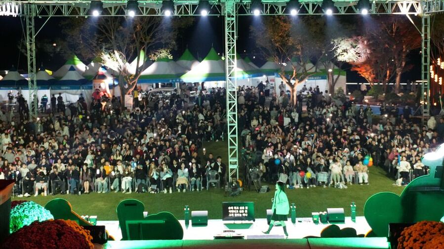 ▲ 보성군, 전국 최초 ‘제1회 보성 열선루 이순신 역사문화축제’ 대성료_많은 관광객들이 축제 공연을 관람하고 있다.ⓒ보성군 제공