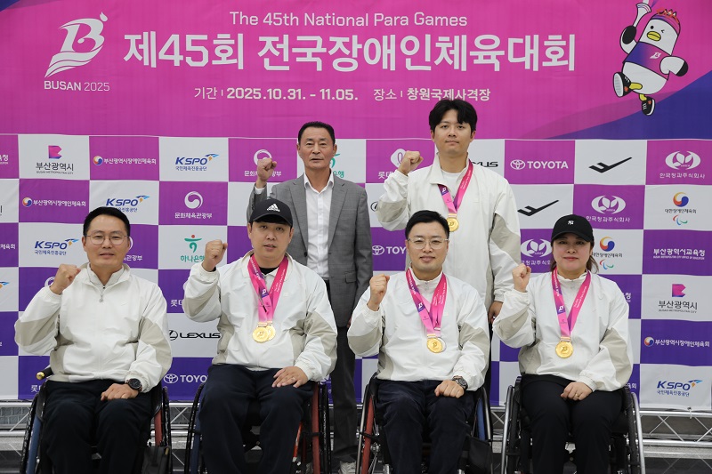 ▲ 세종시장애인체육회 선수단이 제45회 전국장애인체육대회 사전대회 사격 종목에서 메달을 획득한 뒤 기념촬영을 하고 있다.ⓒ세종시장애인체육회