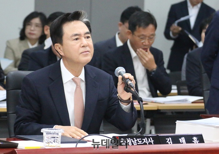 ▲ 27일 국회 행정안전위원회의 충남도에 대한 국정감사에서 더불어민주당은 폭우 피해 당시 김태흠 지사의 해외 출장과 정부 광고 중단을 문제 삼으며 질타했다. 김 지사는 “출장은 불가피, 특정 언론 문제 제기가 원인”이라며 정치공세라고 반박했다. 이날 국감은 30분만에 정회를 하는 등 정책감사가 실종된 맹탕감사라는 지적을 받았다.ⓒ이길표 기자