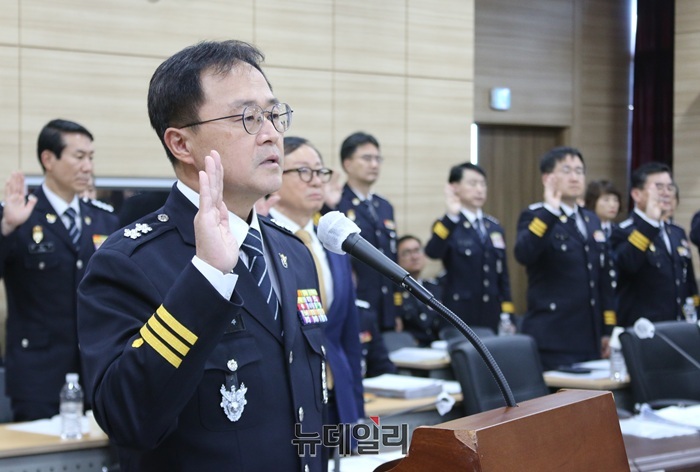 ▲ 임정주 충남경찰청장이 27일 오후 충남경찰청에서 열린 국회 행정안전위원회의 국정감사에서 선서를 하고 있다.ⓒ이길표 기자