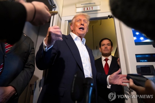 ▲ 말레이시아 쿠알라룸푸르에서 일본 도쿄로 향하는 전용기 에어포스원 기내에서 기자들에게 발언하는 도널드 트럼프 미국 대통령. AP=연합뉴스. 251027 ⓒ연합뉴스