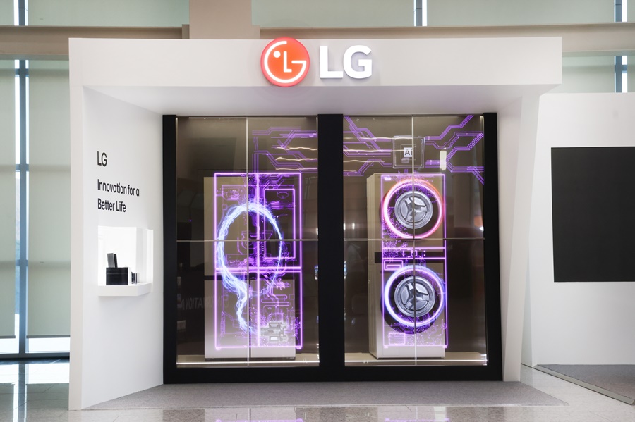 ▲ LG전자가  수십 년간 쌓아온 핵심 부품 기술력에 AI를 적용한 ‘AI 코어테크’를 투명 올레드 사이니지와 그 뒤에 배치한 실제 가전 제품을 통해 보여주고 있다ⓒLG전자