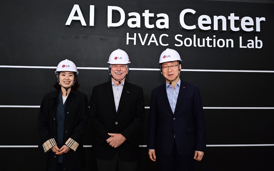 ▲ (왼쪽부터)SK엔무브 남재인 Green성장본부장, GRC 피터 폴린(Peter Poulin) CEO, LG전자 이재성 ES사업본부장이 LG전자 칠러사업장 내 구축된 AI 데이터센터 전용 테스트베드에서 기념 촬영을 하고 있다. ⓒLG전자