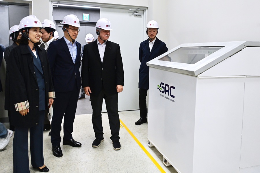 ▲ (앞줄 왼쪽부터)SK엔무브 남재인 Green성장본부장, LG전자 이재성 ES사업본부장, GRC 피터 폴린(Peter Poulin) CEO가 LG전자 칠러사업장 내 AI 데이터센터 전용 테스트베드에 설치된 액침냉각 솔루션을 둘러보고 있다.ⓒLG전자