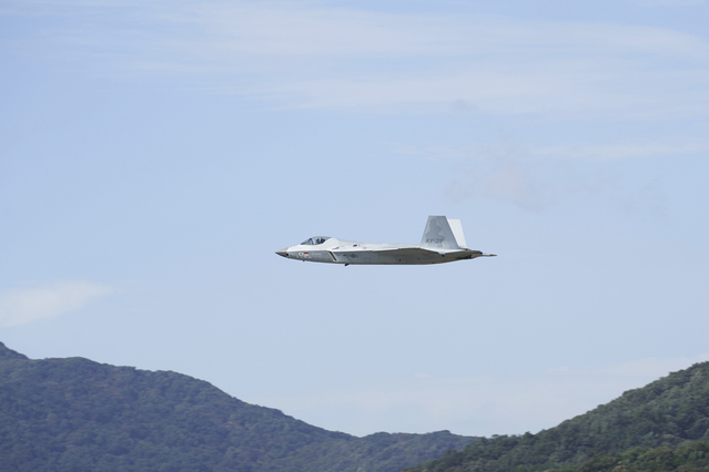 ▲ 한국형 차세대 전투기 KF-21가 ADEX 2025에서 비행하고 있다. ⓒKAI