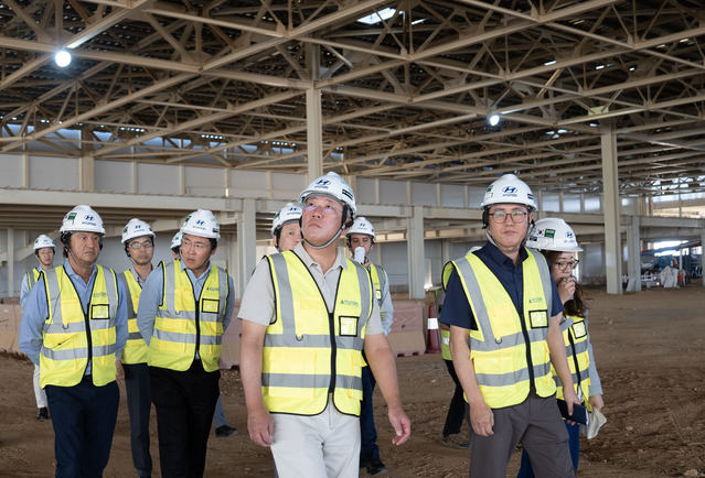 ▲ 정의선 회장(가운데), 호세 무뇨스 사장(왼쪽에서 첫번째)이 박원균 HMMME 법인장(오른쪽에서 첫번째)에게 사우디 신공장 건설 진행 현황을 들으며, 공장을 둘러보고 있다. ⓒ현대차그룹