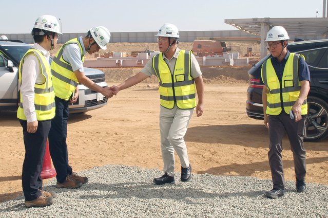 ▲ 정의선 회장이 HMMME 신공장 건설현장에서 직원들을 격려하고 있다. ⓒ현대차그룹