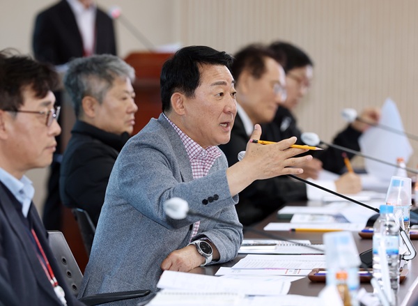 ▲ 서철모 대전 서구청장이 입주자대표회의 회장들과 간담회를 통해 공동주택 현안과 건의를 직접 청취하고 있다.ⓒ서구