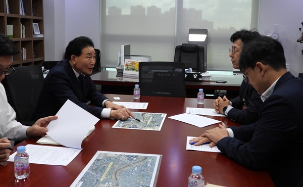 ▲ 박용갑 의원이 23일 송호석 금강유역환경청장을 만나 유등천 파크골프장 신설 등 사업 지원을 요청하고 있다.ⓒ박용갑의원실