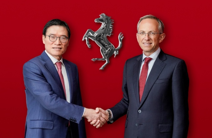 ▲ 한국을 방문한 베네데토 비냐 페라리 CEO(우)와 김광철 FMK 대표이사가 기념 촬영을 하고 있다. ⓒ페라리코리아