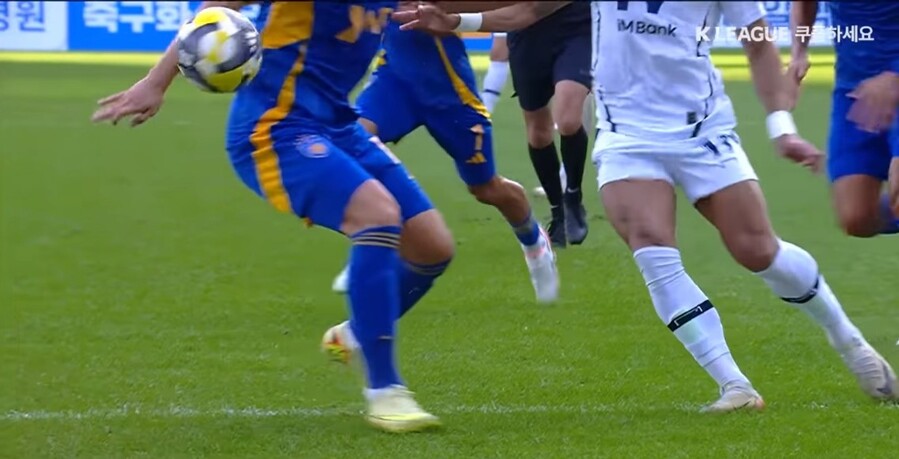 ▲ 지난 26일 열린 울산과 대구의 K리그1 34라운드에서 오심 논란이 일어났다. 울산 정승현의 팔에 공이 맞는 모습.ⓒ쿠팡플레이 중계화면 캡처