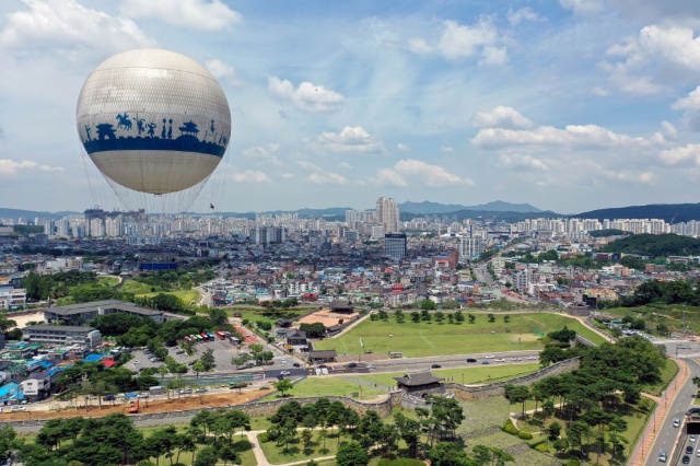 ▲ 수원화성 창룡문에서 바라본 수원시 전경. ⓒ수원시 제공 ▲ 수원화성 창룡문에서 바라본 수원시 전경. ⓒ수원시 제공