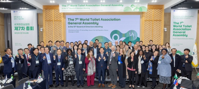 ▲ 제7차 세계화장실협회(WTA) 총회에서 제7대 WTA 회장으로 선출된 이재준 수원특례시장과 관계자들이 기념촬영을 하고 있다. ⓒ수원시 제공