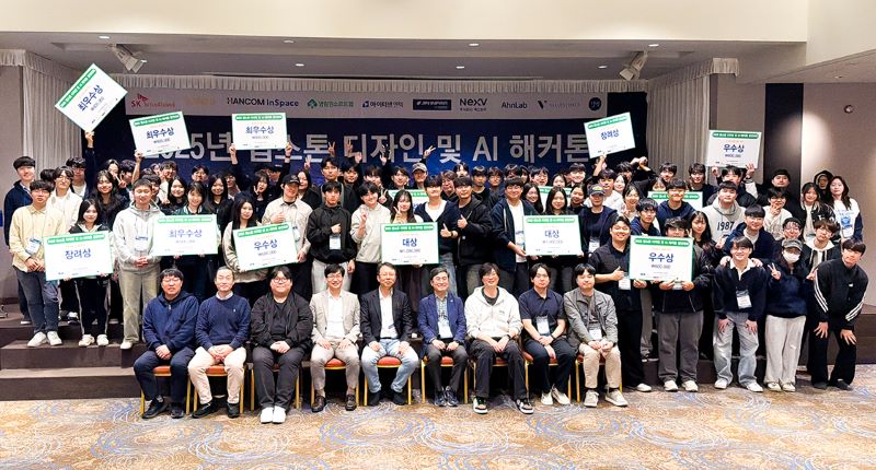 ▲ ‘2025 캡스톤디자인 및 AI 해커톤’에서 수상한 학생들과 관계자들이 단체 기념사진을 촬영하고 있다.ⓒ순천향대