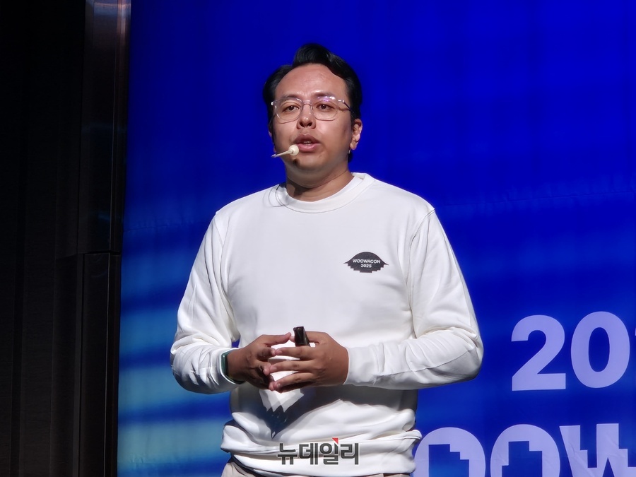 ▲ 김범석 우아한형제들 CEO가 '우아콘 2025'에서 발표하고 있다.ⓒ조현우 기자